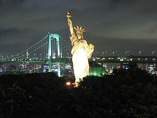 Freiheitsstatue in Tokyo bei Nacht