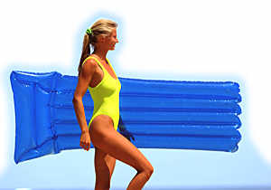Sommer, Sonne, Sonnenschutz. Frau im Badeanzug mit Luftmatraze.
